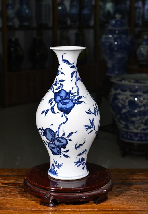 青花九桃橄榄瓶 商品图0