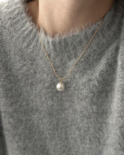 搭配利器丨异彩强光 珍珠灰白色单颗吊坠项链 商品图9