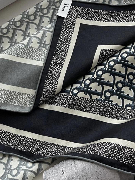 双面丝巾。90*90 自己备注颜色。酒红。灰蓝。 粉色 商品图7