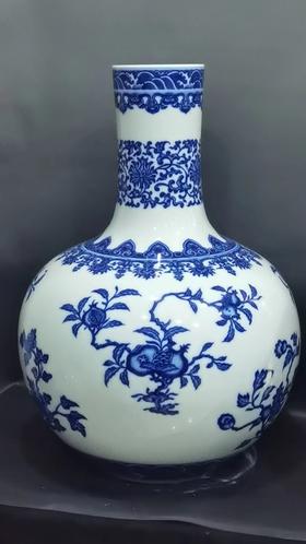 柴窑折枝花卉天球瓶