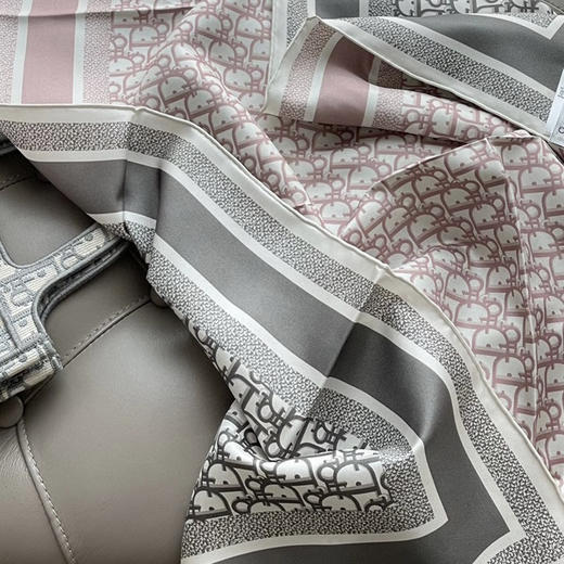 双面丝巾。90*90 自己备注颜色。酒红。灰蓝。 粉色 商品图12