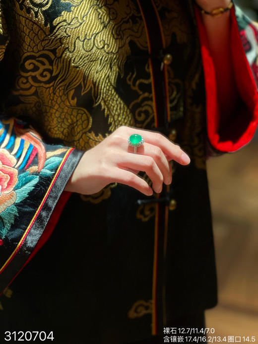 玻璃木纳阳艳绿蛋面戒指【3120704】具体价格微信咨询 商品图4