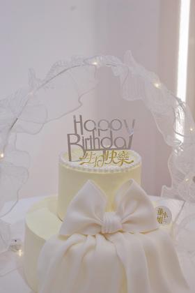 双层蝴蝶结蛋糕