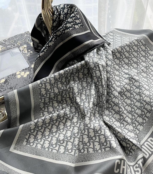 双面丝巾。90*90 自己备注颜色。酒红。灰蓝。 粉色 商品图9