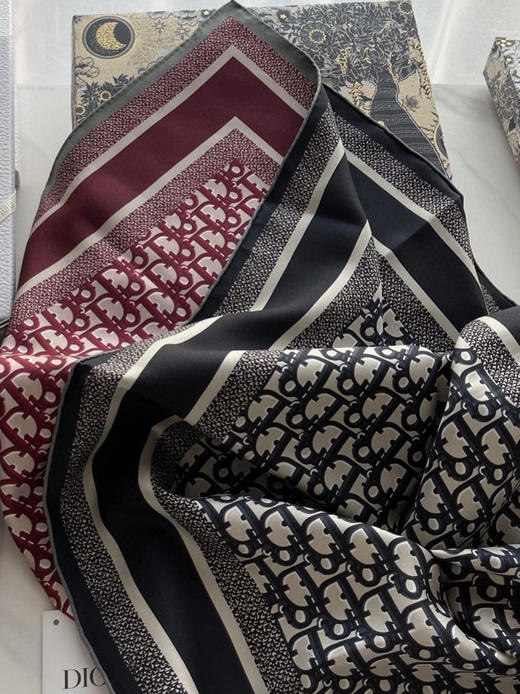 双面丝巾。90*90 自己备注颜色。酒红。灰蓝。 粉色 商品图3