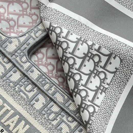 双面丝巾。90*90 自己备注颜色。酒红。灰蓝。 粉色 商品图11