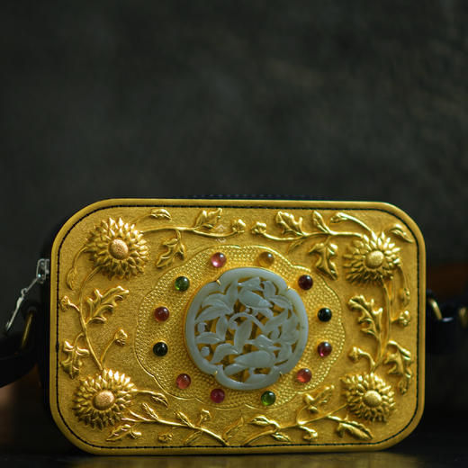 錾刻螺旋花玉片碧玺包包 商品图2