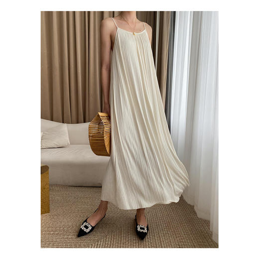 轻奢款丨高级感 皮质细肩带 法式垂感风琴褶吊带连衣裙 商品图0