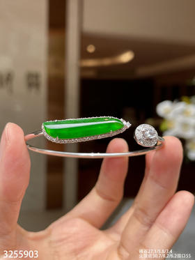 3255903，福瓜手镯。圈口55。具体价格微信咨询