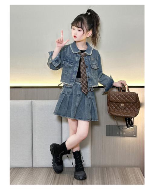 甜酷风毛边外套牛仔裙套装！！春夏穿搭必不能少的基础款牛仔套装登场❗短款的牛仔外套搭配上毛边牛仔短裙，甜酷风十足~ 商品图6
