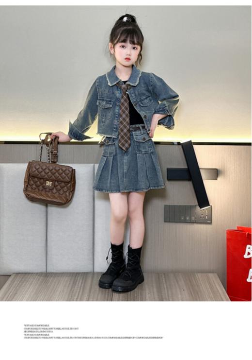 甜酷风毛边外套牛仔裙套装！！春夏穿搭必不能少的基础款牛仔套装登场❗短款的牛仔外套搭配上毛边牛仔短裙，甜酷风十足~ 商品图5