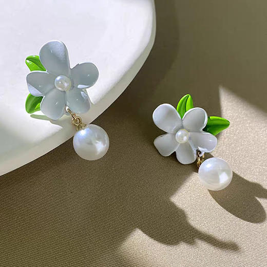 JU-D0029新款白色栀子花耳钉法式白花嫩绿耳环时尚感珍珠耳坠温柔仙耳饰 商品图1