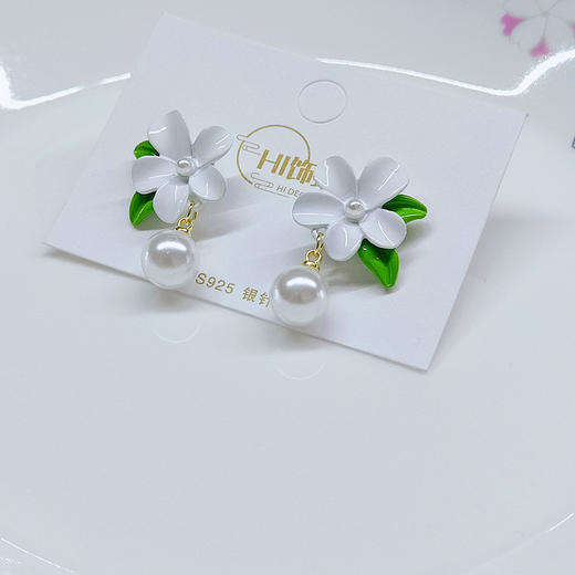 JU-D0029新款白色栀子花耳钉法式白花嫩绿耳环时尚感珍珠耳坠温柔仙耳饰 商品图4