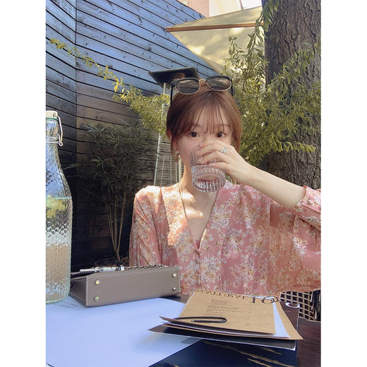 金蘑菇菇 长岛桂茶/ 清纯小白花系简洁利落V领碎花长袖连衣裙 商品图2