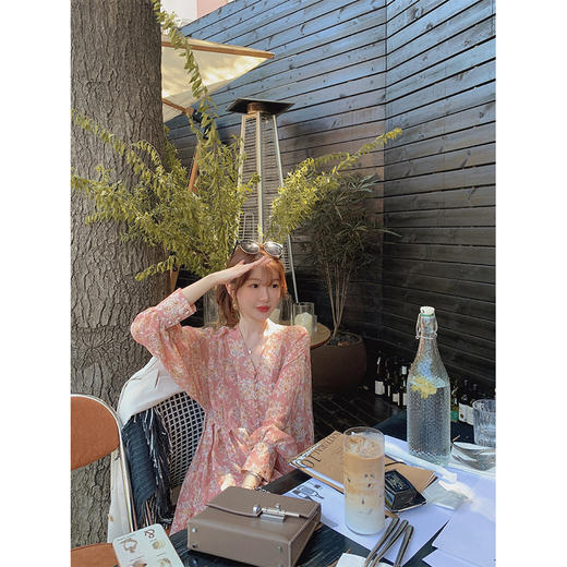 金蘑菇菇 长岛桂茶/ 清纯小白花系简洁利落V领碎花长袖连衣裙 商品图3
