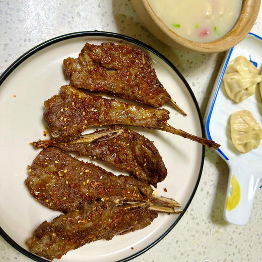 周五配送万柳小区门口，法式羊排小切，全羊当中最是嫩嫩的肉肉，小朋友们都可以放心吃呢！可煎、可烤、可煮，一份5-6块，600克 商品图1