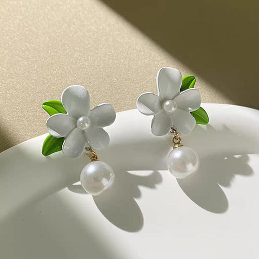 JU-D0029新款白色栀子花耳钉法式白花嫩绿耳环时尚感珍珠耳坠温柔仙耳饰 商品图2