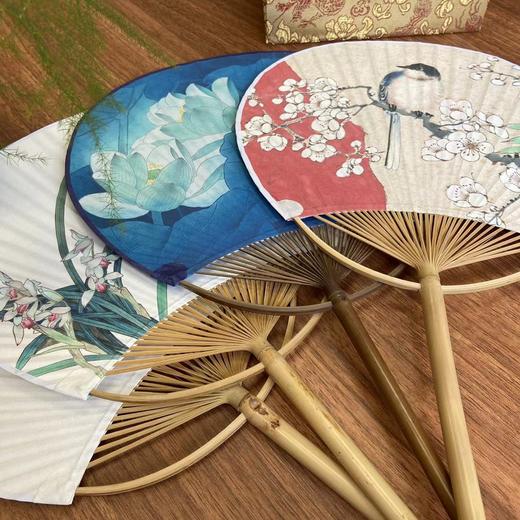 花鸟团扇（共四款） | 陈湘波老师花鸟画作品元素授权 艺术文创夏日优雅【陈湘波艺术公益基金会 X ArtJi】| 一艺之间 艺术家精选文创推荐 商品图1