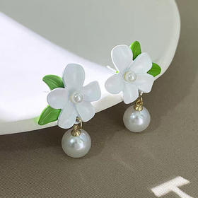 JU-D0029新款白色栀子花耳钉法式白花嫩绿耳环时尚感珍珠耳坠温柔仙耳饰