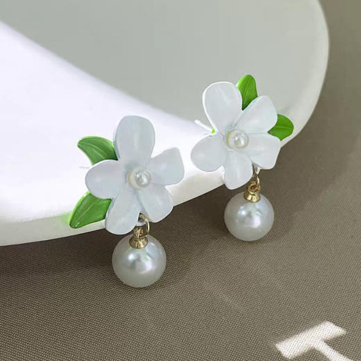 JU-D0029新款白色栀子花耳钉法式白花嫩绿耳环时尚感珍珠耳坠温柔仙耳饰 商品图0