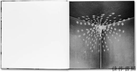 John Divola: Vandalism / 约翰·代弗拉：糟蹋  商品图1