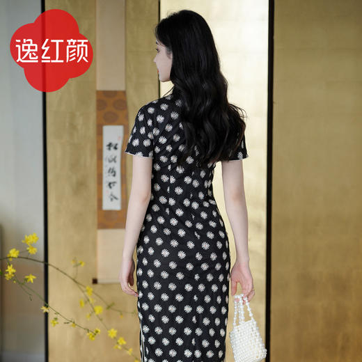 逸红颜如菊2025春夏新款弹力中长款复古民国风小雏菊短袖黑色旗袍 商品图2