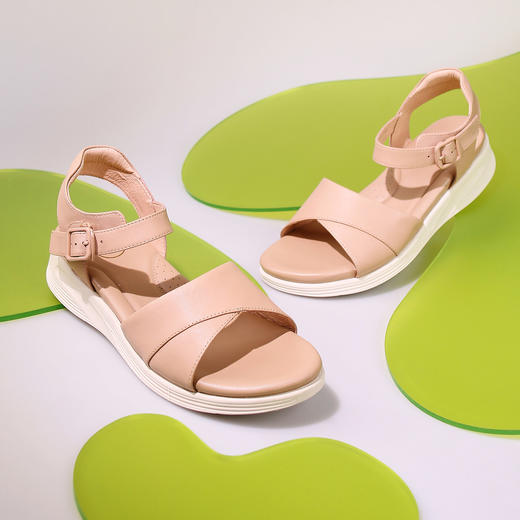 Safiya/索菲娅2023新品夏季舒适真皮软底休闲防滑露趾坡跟凉鞋 SF32115164 商品图1