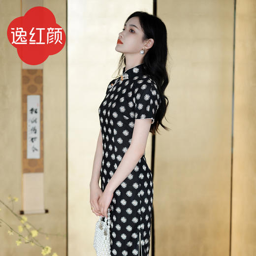 逸红颜如菊2025春夏新款弹力中长款复古民国风小雏菊短袖黑色旗袍 商品图1