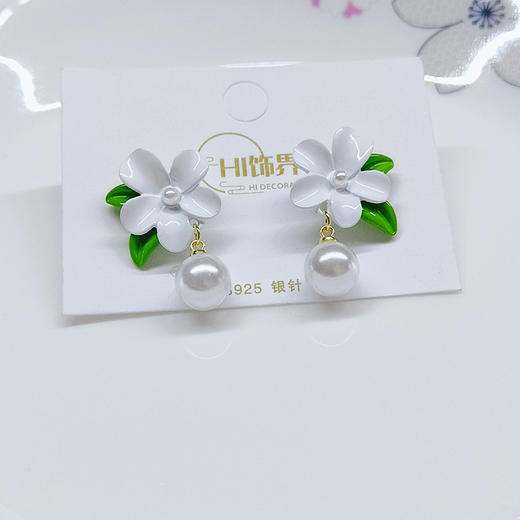 JU-D0029新款白色栀子花耳钉法式白花嫩绿耳环时尚感珍珠耳坠温柔仙耳饰 商品图3