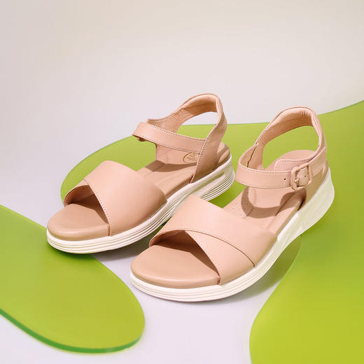 Safiya/索菲娅2023新品夏季舒适真皮软底休闲防滑露趾坡跟凉鞋 SF32115164 商品图2