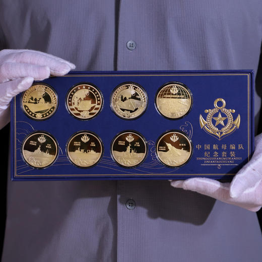 《中国航母典藏套装》3大航母纪念徽章，非遗珐琅工艺+贵金属浮雕工艺；《中国航母编队纪念套装》 商品图4