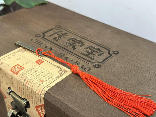 福鼎白茶｜传家宝·白毫银针（2023葵卯兔年开园首日针）老树银针，珍稀品质，芽头肥壮，白毫满披，毫香蜜韵，自然清新，香清甘甜，享有杯中“美人”，茶中“女王”之美誉，宜藏宜品宜礼宜传家，净含量：500g 商品图2