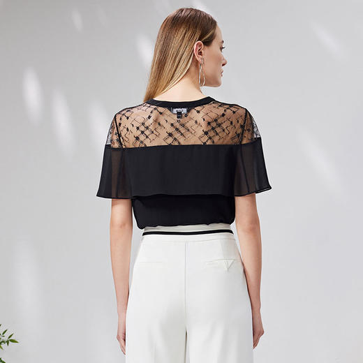 EITIE爱特爱优雅V领一字肩网纱荷叶边黑色上衣显瘦时尚夏季新款B13118 商品图4