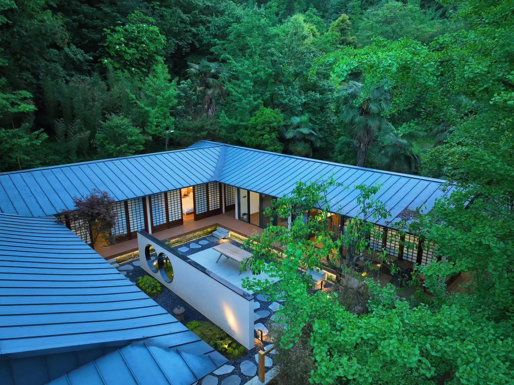 【青城山#014号院】4房温泉私汤小院，古风庭院民宿，全屋地暖、独立茶室、榻榻米影音室，儿童游玩秋千丨攀爬墙丨滑滑梯丨蹦蹦床！sjsy