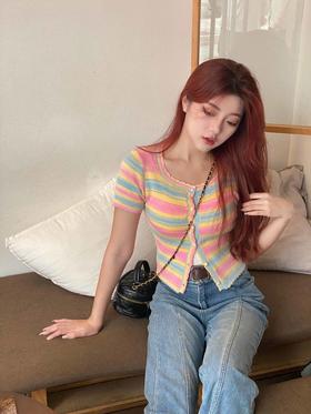 高腰牛仔裤配上彩虹条纹上衣，甜美范拿捏住了~