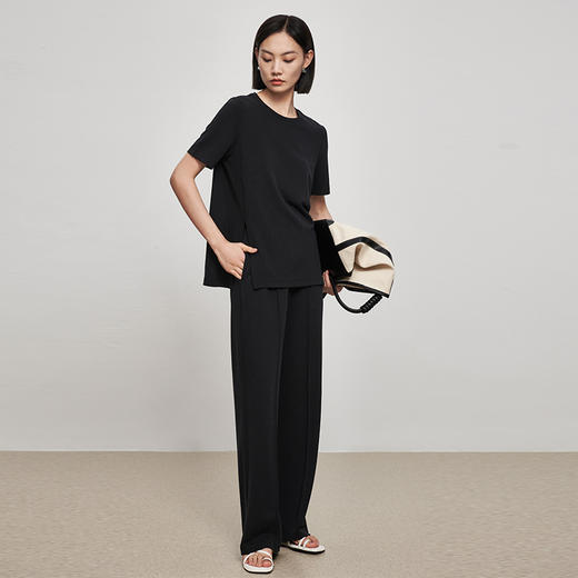 IN AND ON53221+53223华夫格白色时尚套装女短袖开叉上衣垂感显瘦阔腿休闲裤子两件套 商品图4