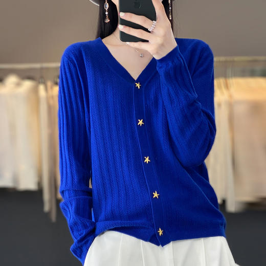 2023春秋季新款时尚休闲星星扣V领长袖毛针织开衫女上衣外套百搭 商品图3