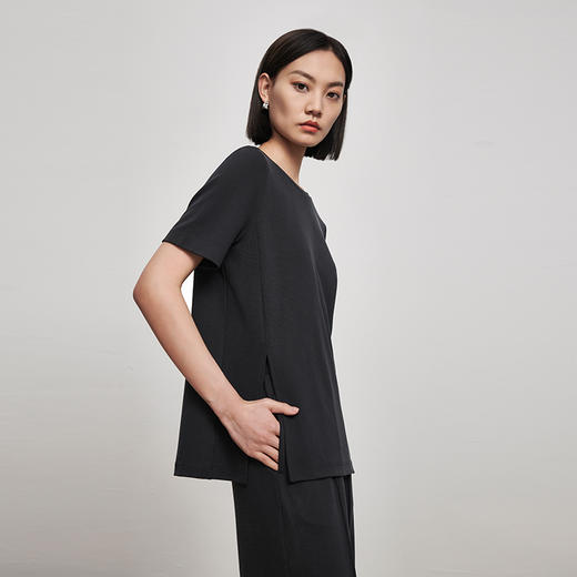 IN AND ON53221+53223华夫格白色时尚套装女短袖开叉上衣垂感显瘦阔腿休闲裤子两件套 商品图7