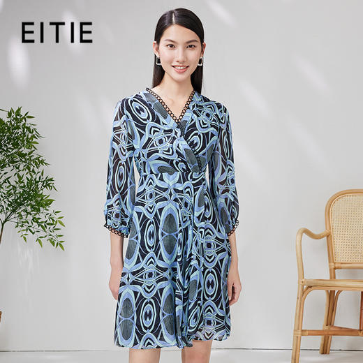 EITIE爱特爱春季新款修身复古印花V领蕾丝拼接七分袖连衣裙女7007729 商品图0