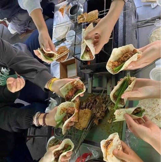 周五送，小饼口齿留香，软软的口感很劲道，烤一下脆脆的口感更好吃，小饼卷一切！ 淄博这次出圈了[呲牙]确实不错！很有嚼头的小饼，配着羊肉串，香！！一包120克十张，一组两包 商品图2