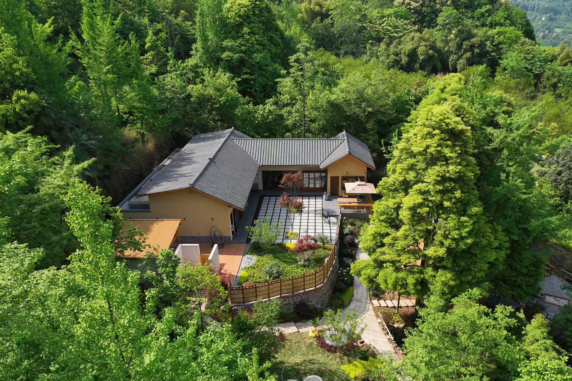 【青城山#013号院】3房温泉私汤小院，全屋地暖、超大泡池，私享山林间独院，儿童游玩秋千、跷跷板等！sjsy