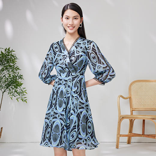 EITIE爱特爱春季新款修身复古印花V领蕾丝拼接七分袖连衣裙女7007729 商品图1