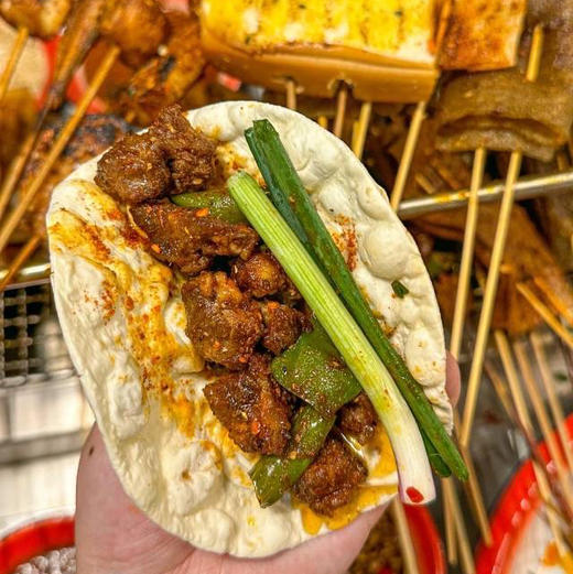 周五送，小饼口齿留香，软软的口感很劲道，烤一下脆脆的口感更好吃，小饼卷一切！ 淄博这次出圈了[呲牙]确实不错！很有嚼头的小饼，配着羊肉串，香！！一包120克十张，一组两包 商品图0