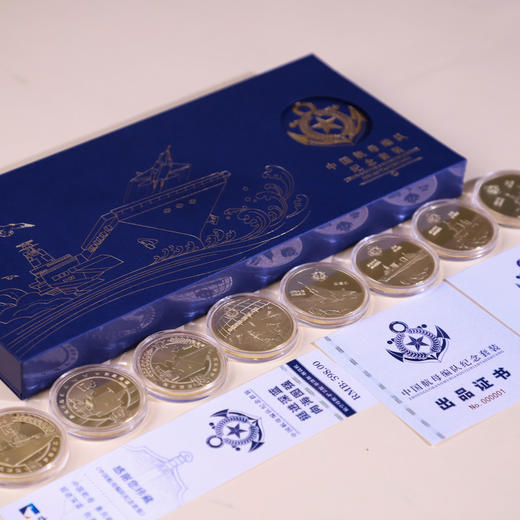 《中国航母典藏套装》3大航母纪念徽章，非遗珐琅工艺+贵金属浮雕工艺；《中国航母编队纪念套装》 商品图5