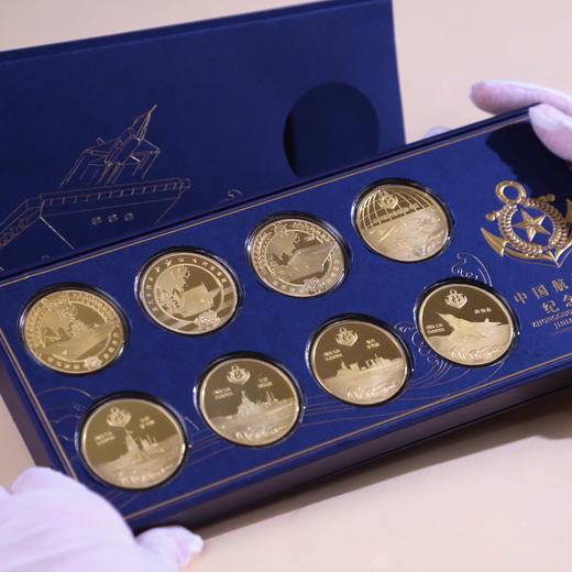 《中国航母典藏套装》3大航母纪念徽章，非遗珐琅工艺+贵金属浮雕工艺；《中国航母编队纪念套装》 商品图1