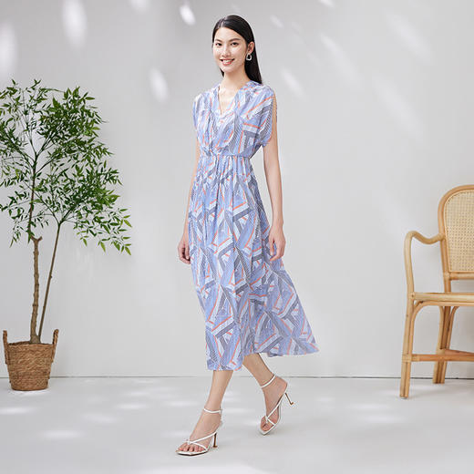 EITIE爱特爱夏季新款洋气显瘦几何印花通勤V领连衣裙7007735 商品图3