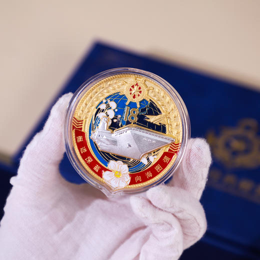 《中国航母典藏套装》3大航母纪念徽章，非遗珐琅工艺+贵金属浮雕工艺；《中国航母编队纪念套装》 商品图6