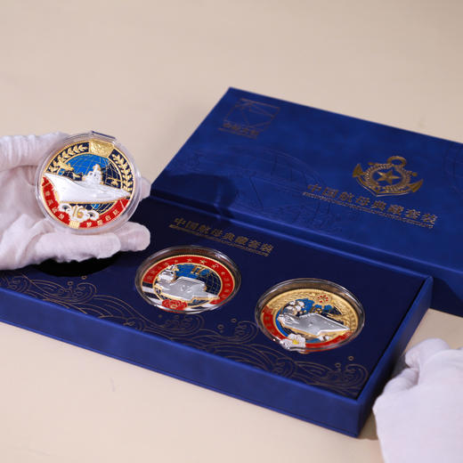 《中国航母典藏套装》3大航母纪念徽章，非遗珐琅工艺+贵金属浮雕工艺；《中国航母编队纪念套装》 商品图7