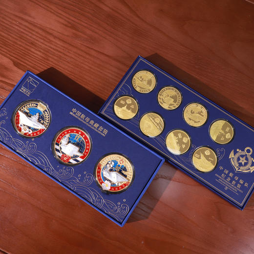 《中国航母典藏套装》3大航母纪念徽章，非遗珐琅工艺+贵金属浮雕工艺；《中国航母编队纪念套装》 商品图11