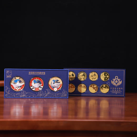 《中国航母典藏套装》3大航母纪念徽章，非遗珐琅工艺+贵金属浮雕工艺；《中国航母编队纪念套装》 商品图10